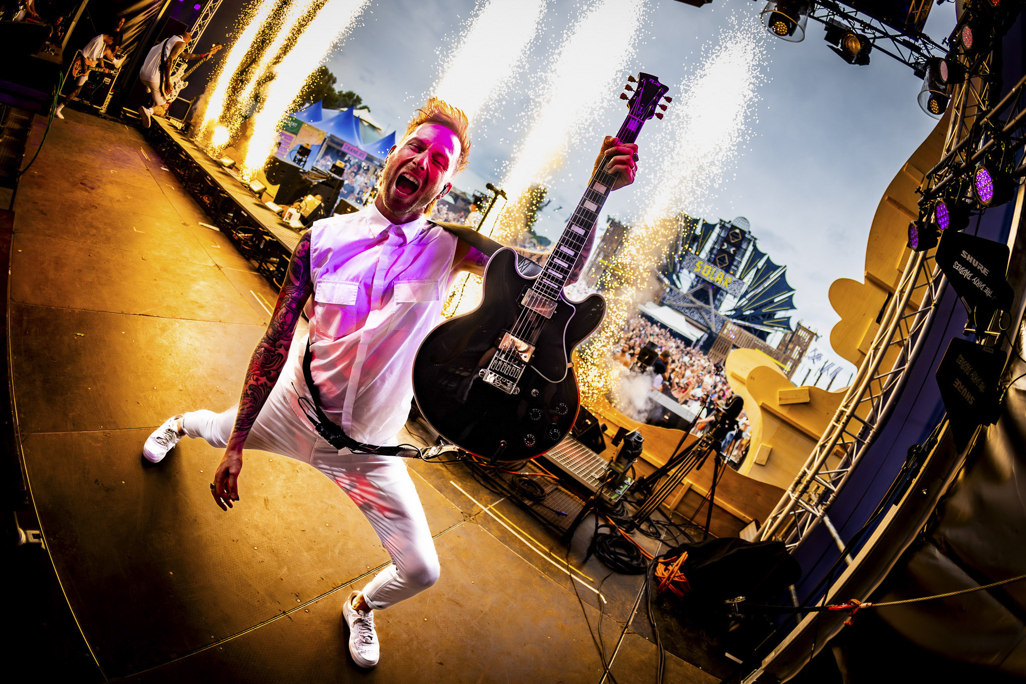 Gitarist tijdens optreden bij Solar Roermond festival