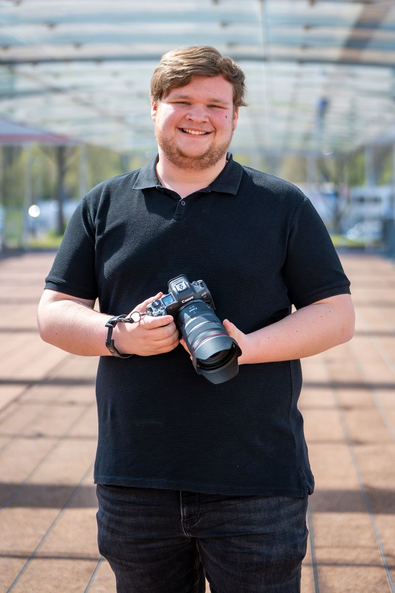 Sven Jacobs lacht, met zijn camera in de hand