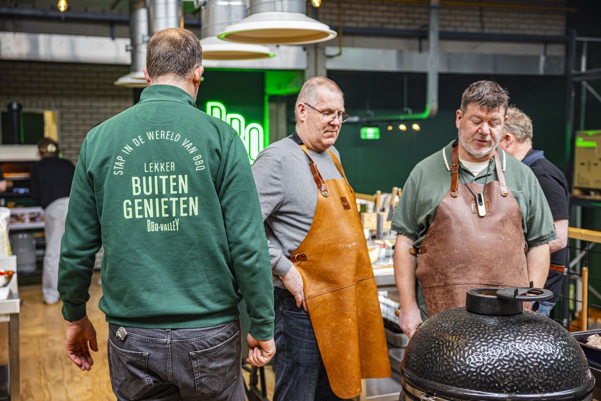 Team van BBQ Valley aan het werk bij de barbecues