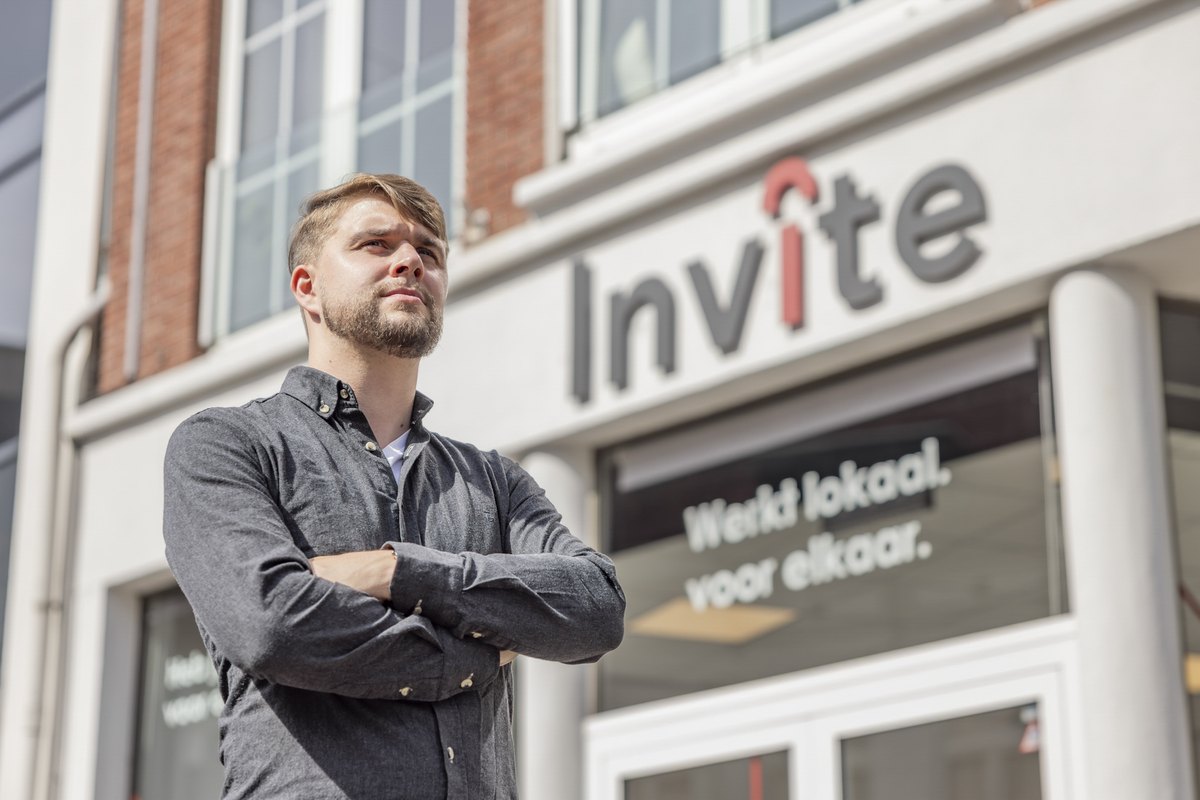 Zelfverzekerd portret voor het pand van Invite