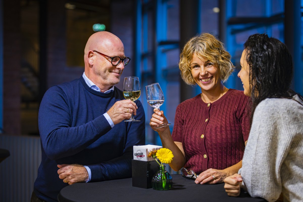 Gasten proosten tijdens een bijeenkomst in het Limburgs Museum
