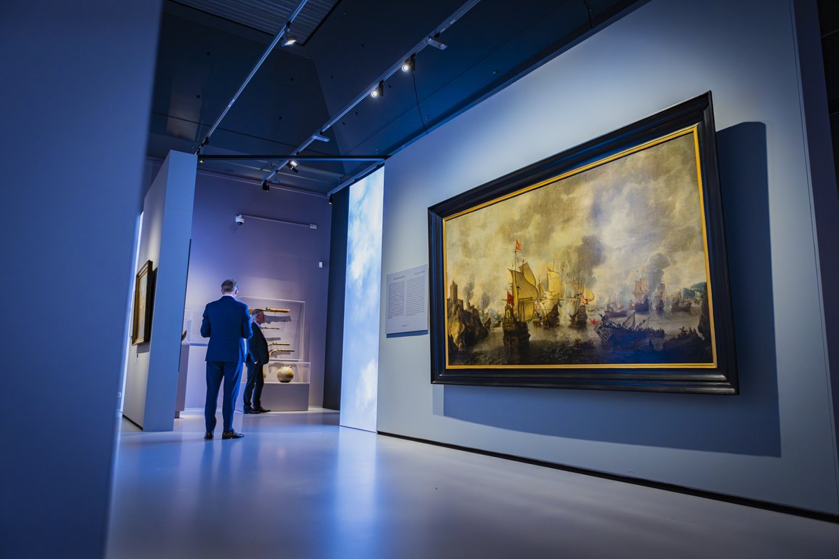 Bezoekers bij een schilderij in het Limburgs Museum
