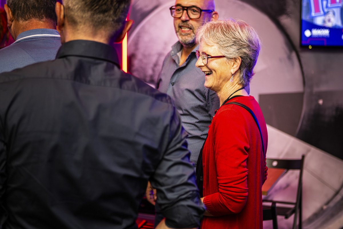 Gasten in gesprek tijdens een event van Seacon
