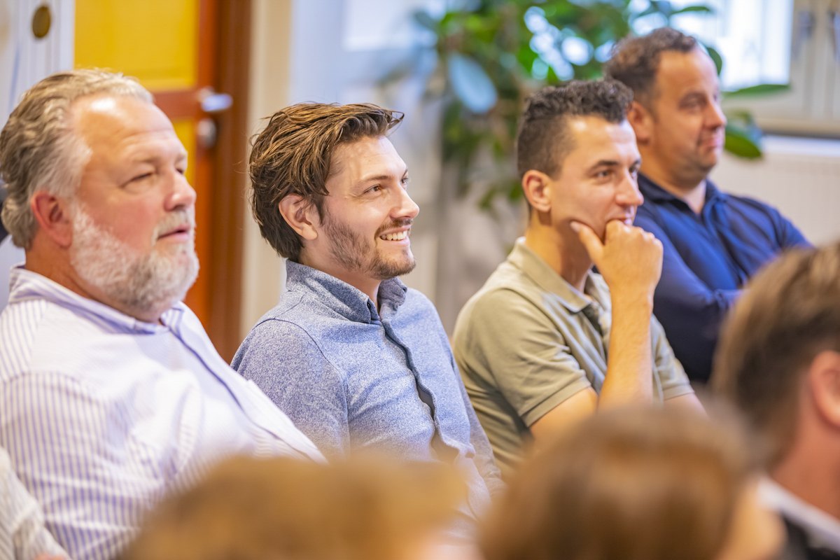 Gasten in gesprek bij het Trendsportaal