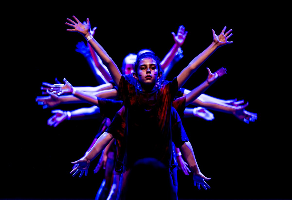 Danseres met veelarmig effect in blauw licht
