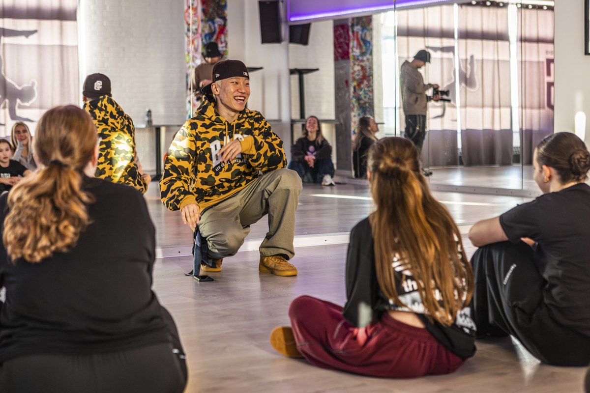 Docent geeft les aan dansers in de studio