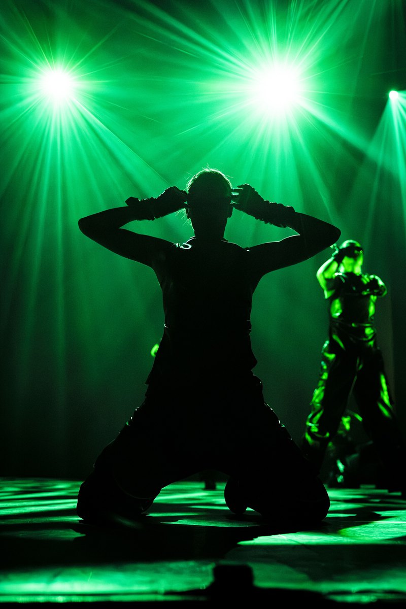 Silhouet van een danser in groen licht
